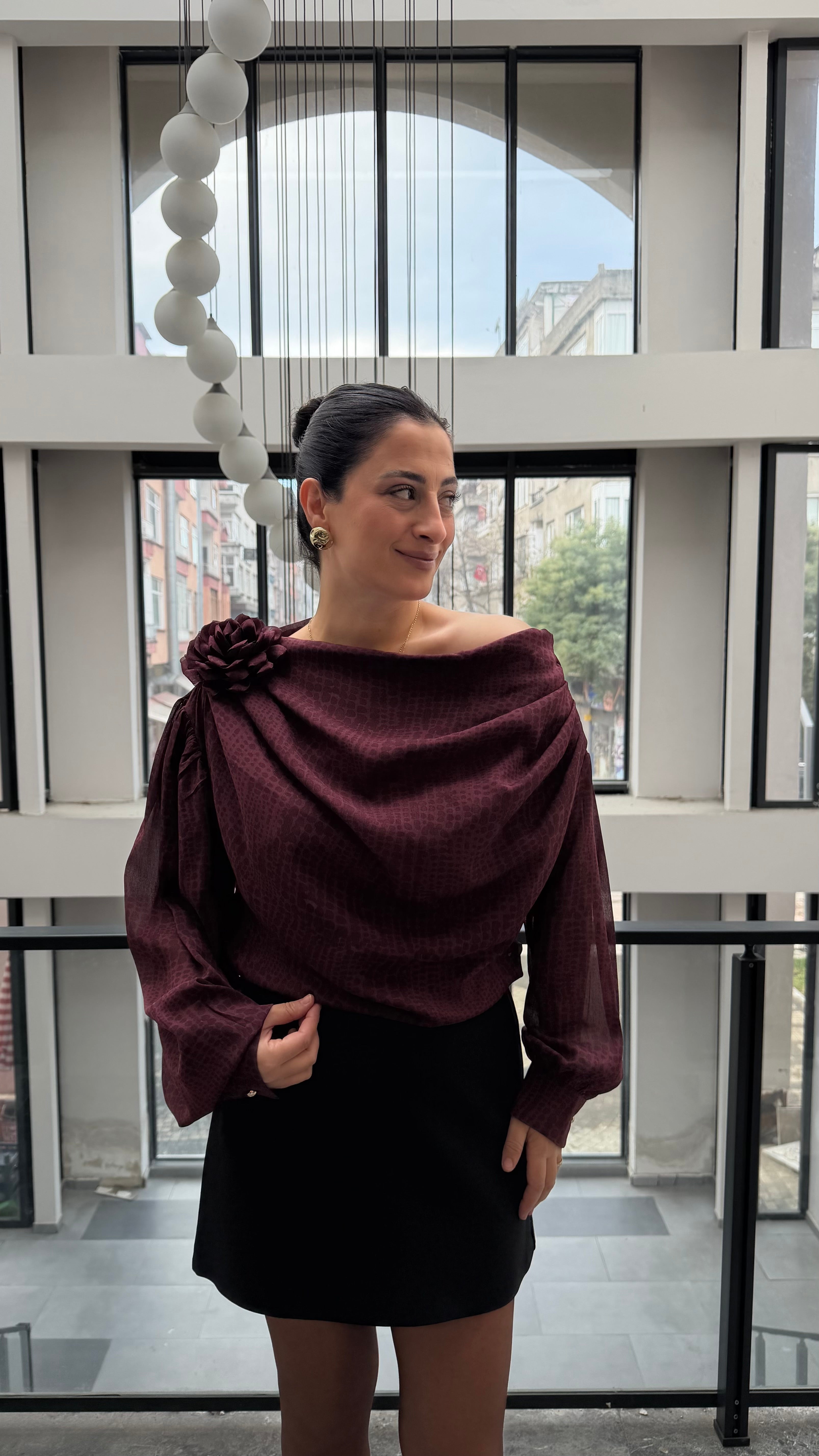 Kayık Yaka Gül Detaylı Bluz