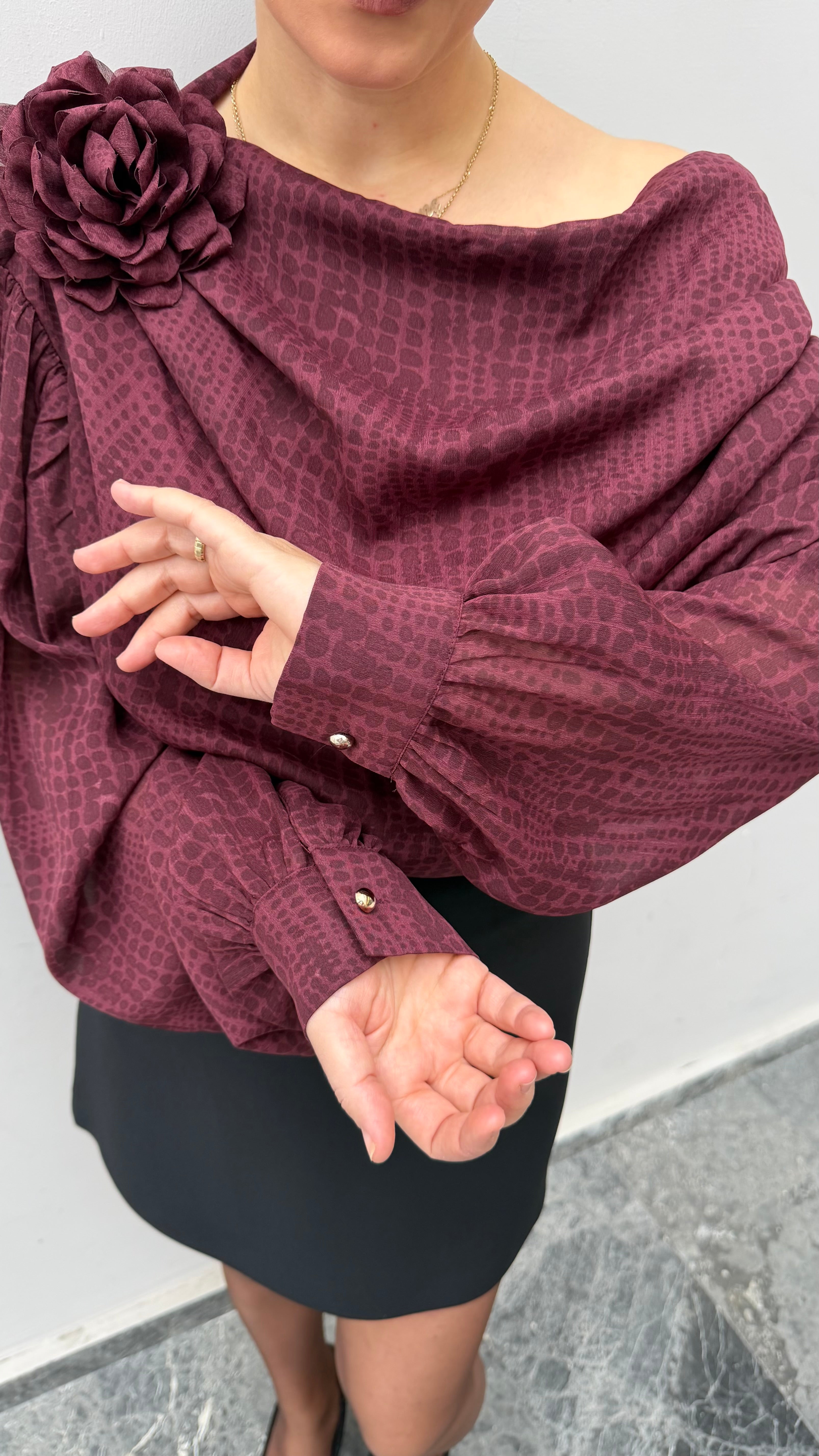 Kayık Yaka Gül Detaylı Bluz