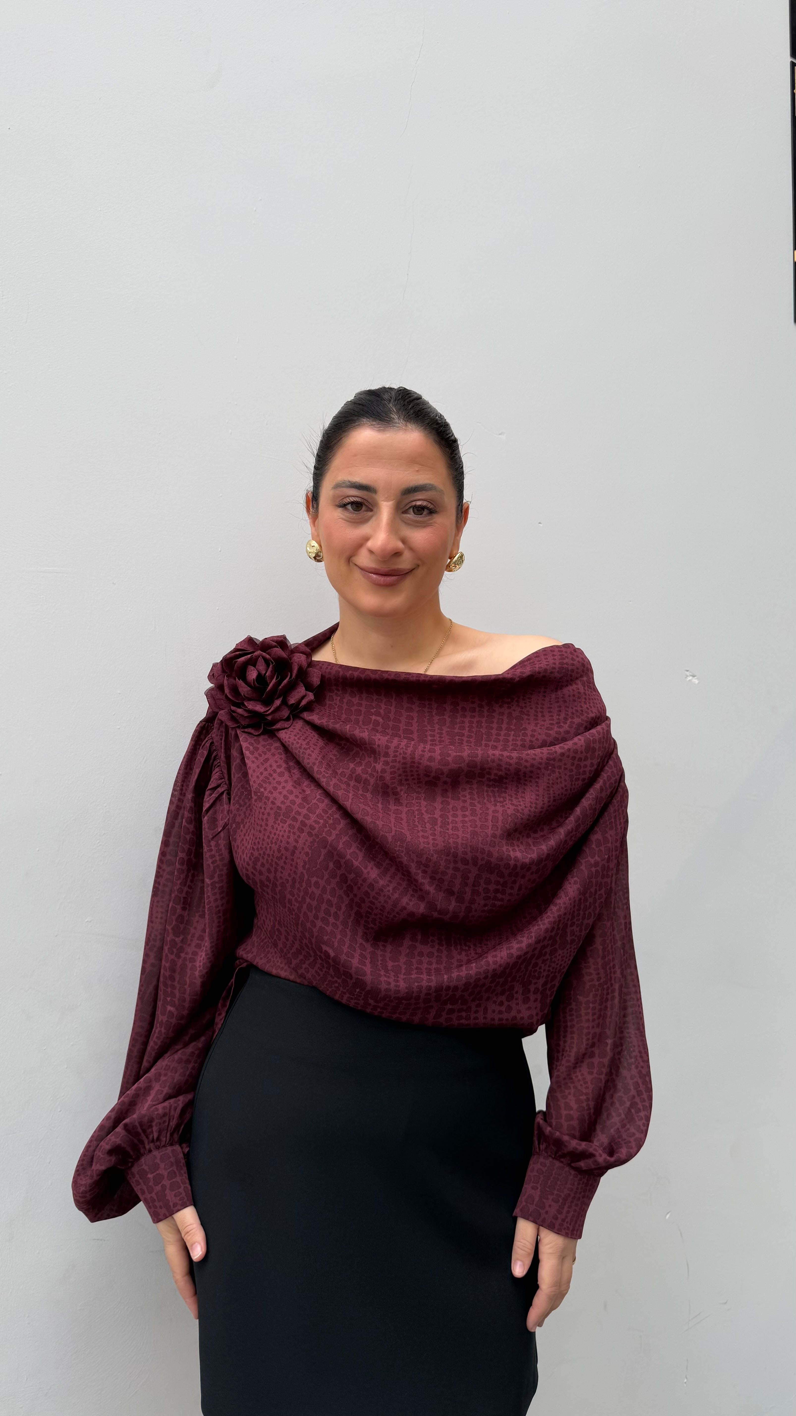 Kayık Yaka Gül Detaylı Bluz