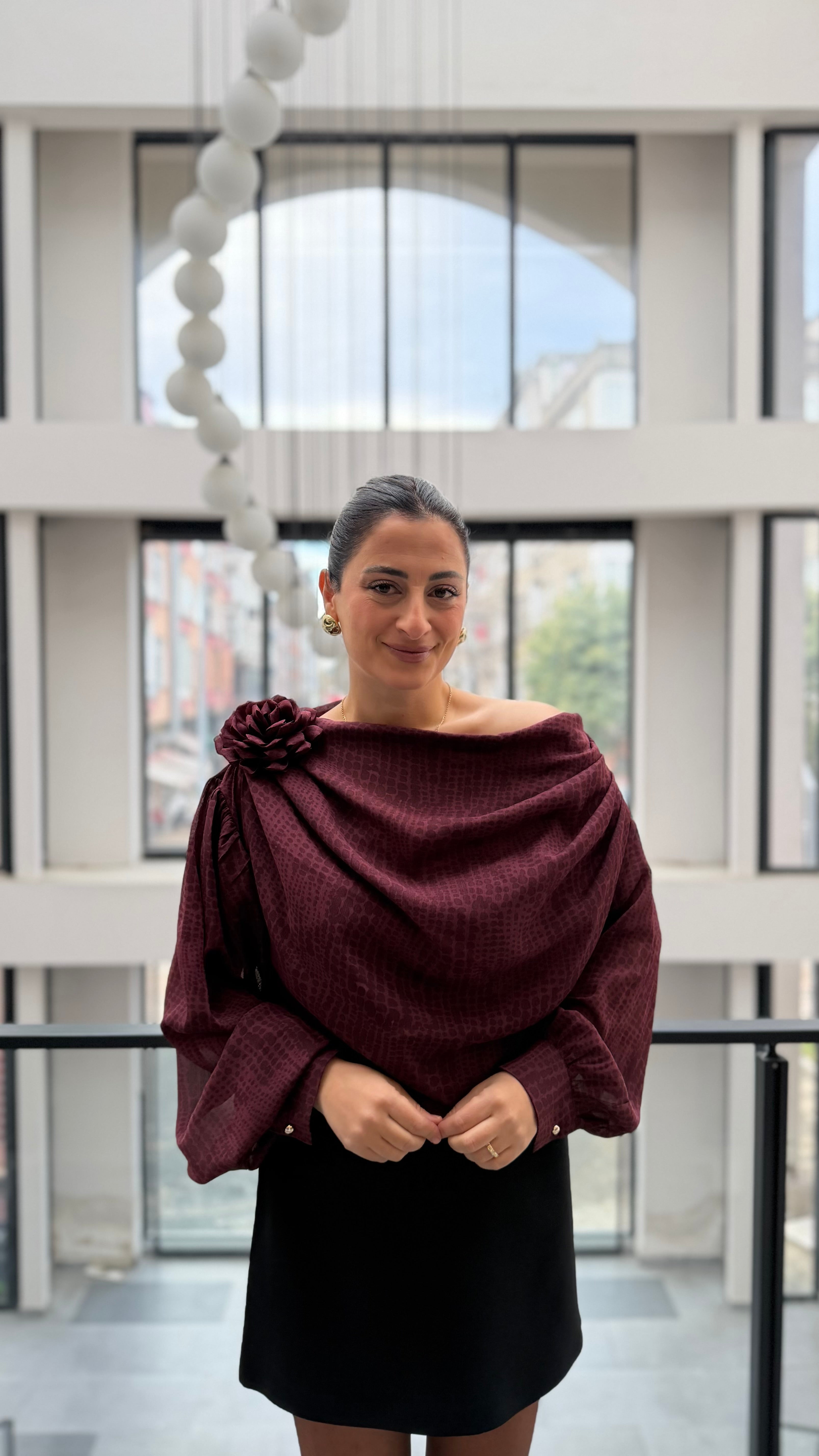 Kayık Yaka Gül Detaylı Bluz