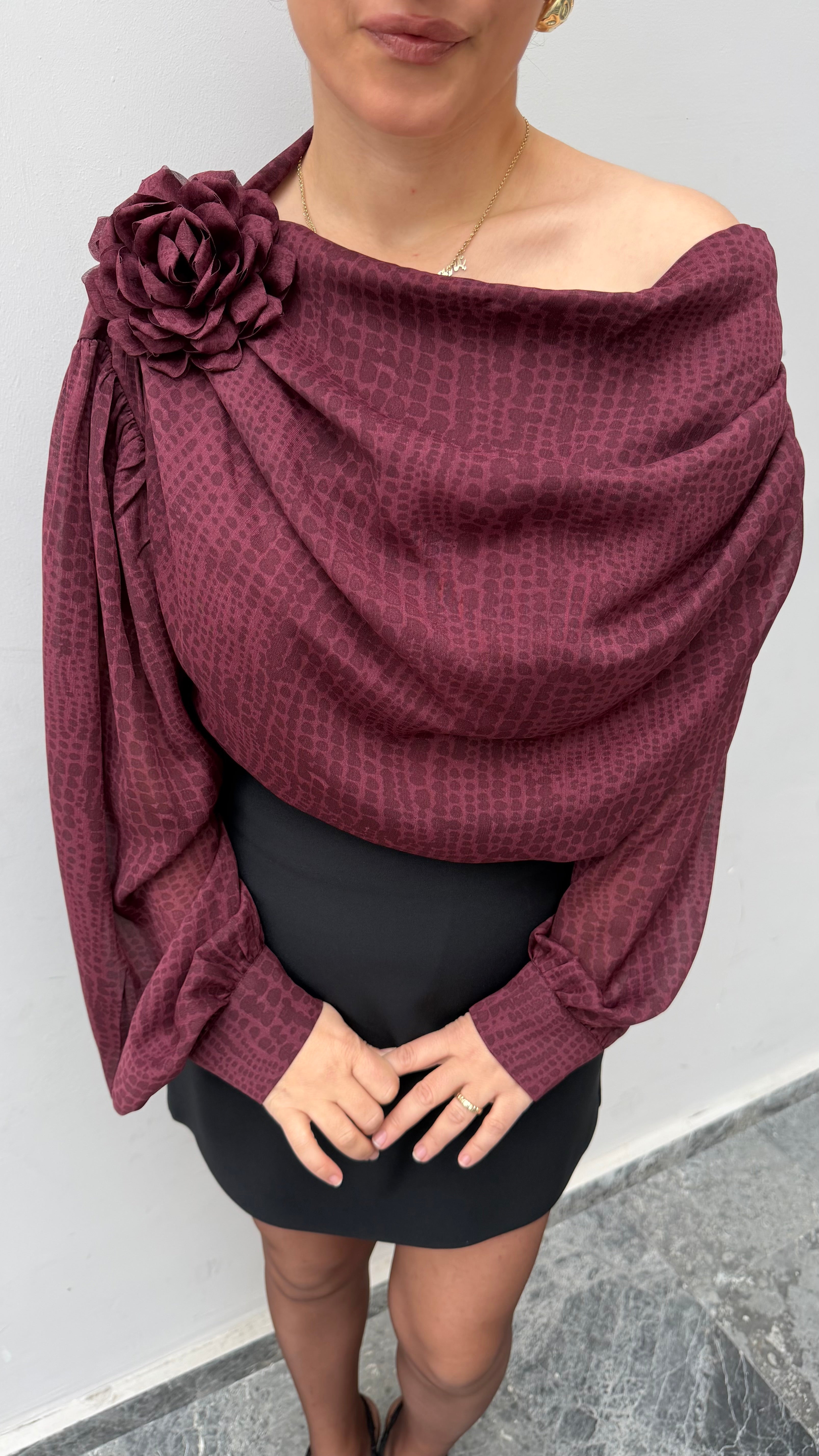 Kayık Yaka Gül Detaylı Bluz