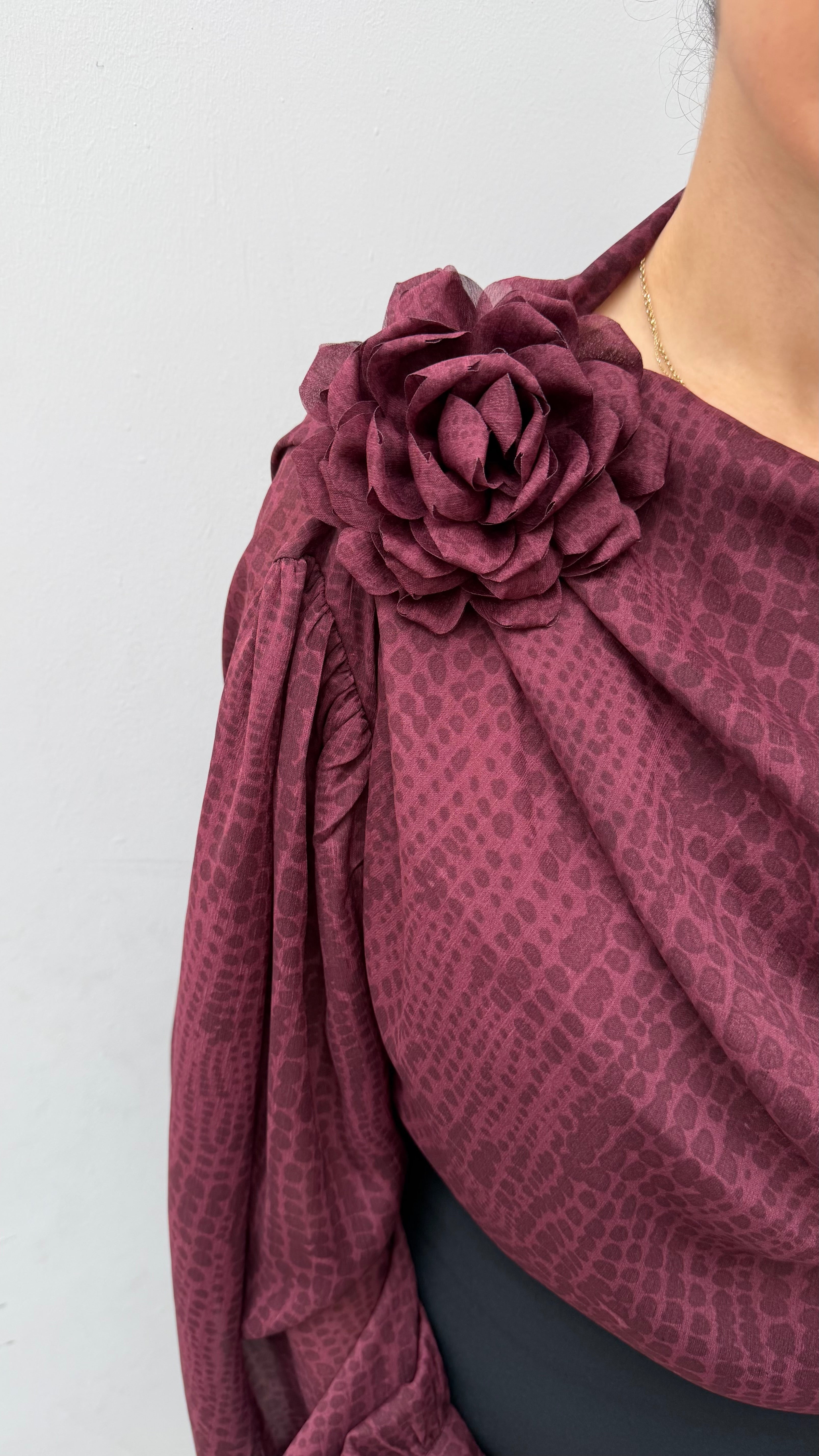 Kayık Yaka Gül Detaylı Bluz