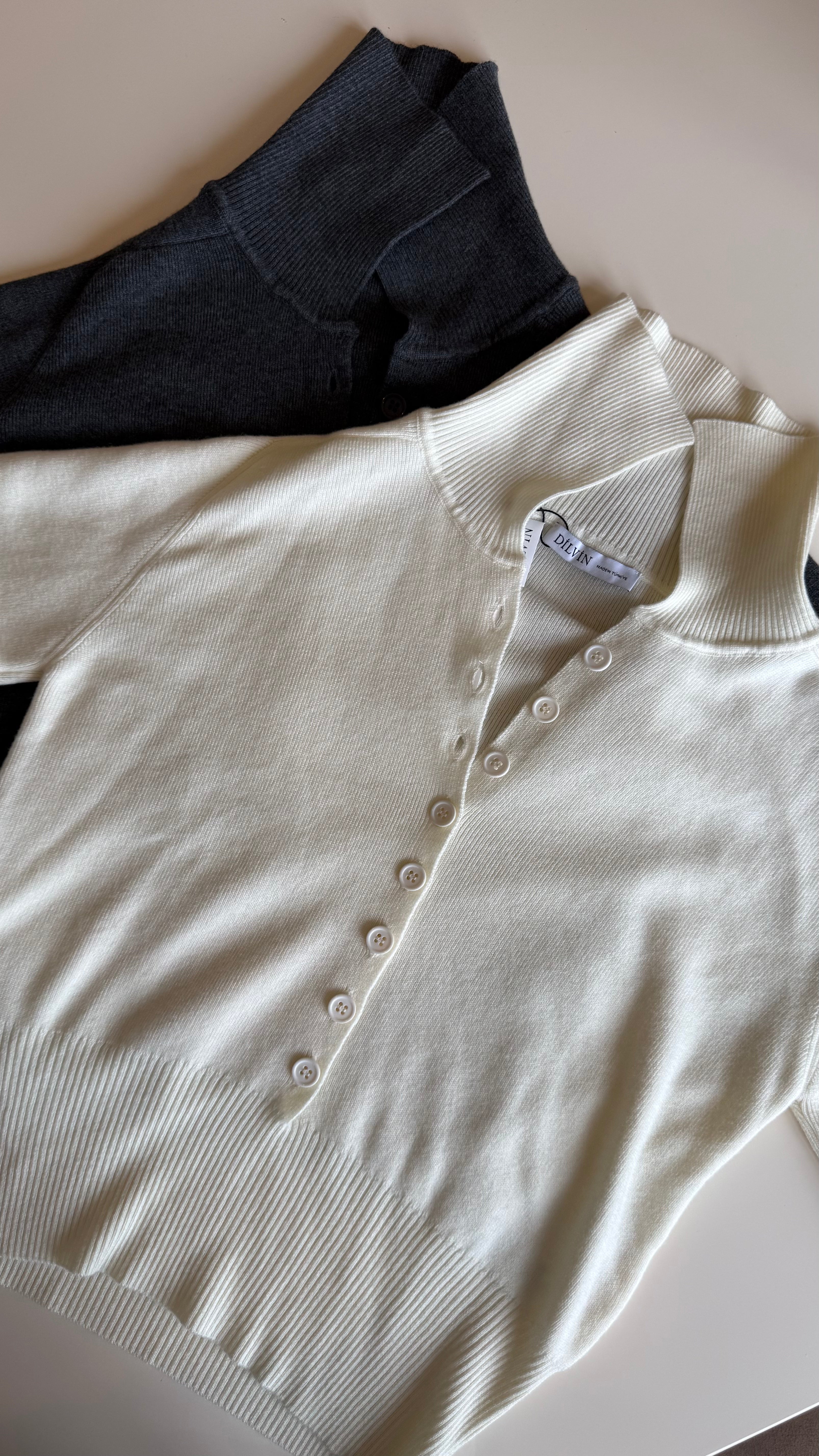 POLO YAKA DÜĞMELİ EKRU BLUZ