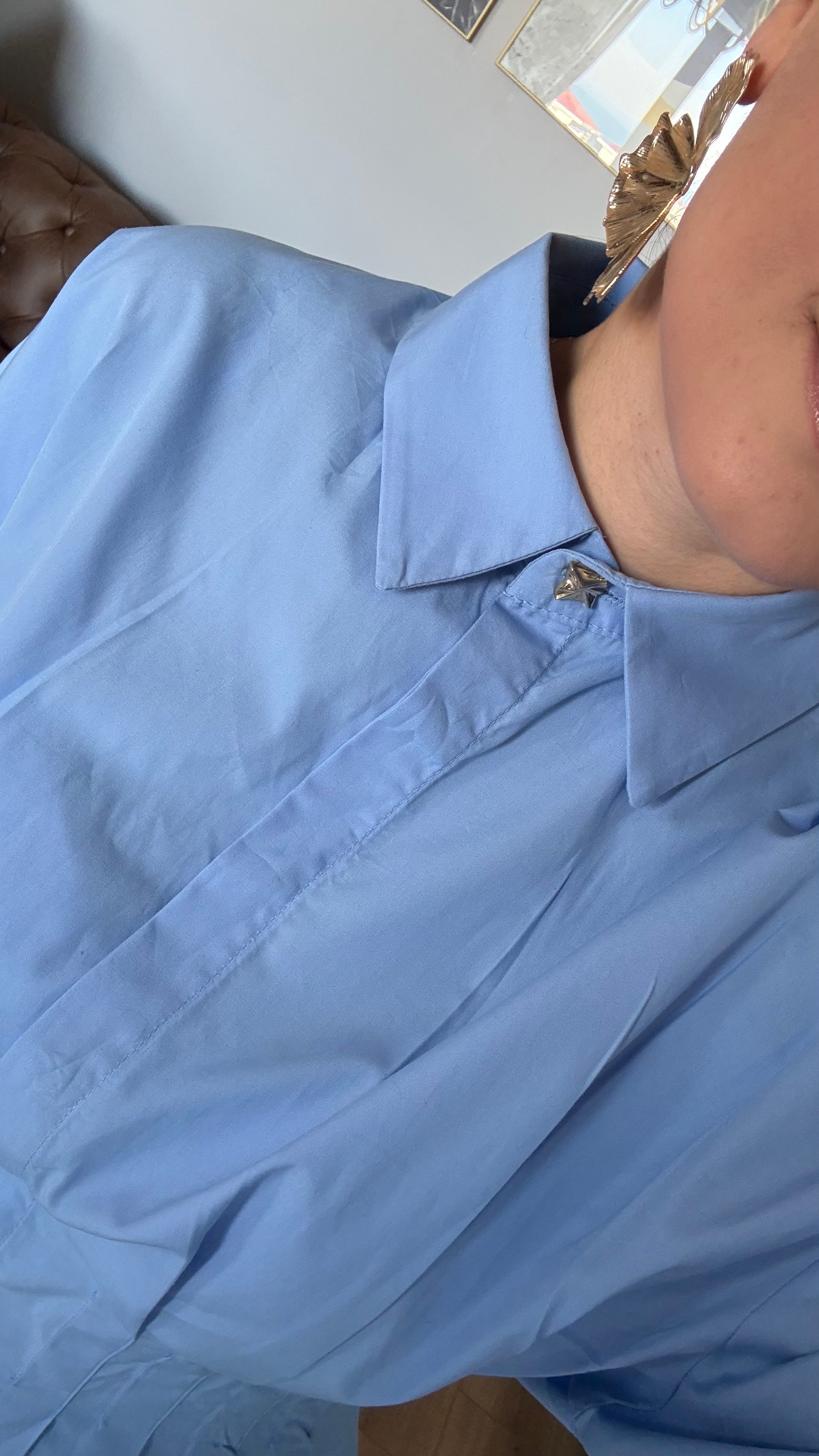 MAVİ BEL PİLELİ GOLD DÜĞME DETAYLI TASARIM GÖMLEK