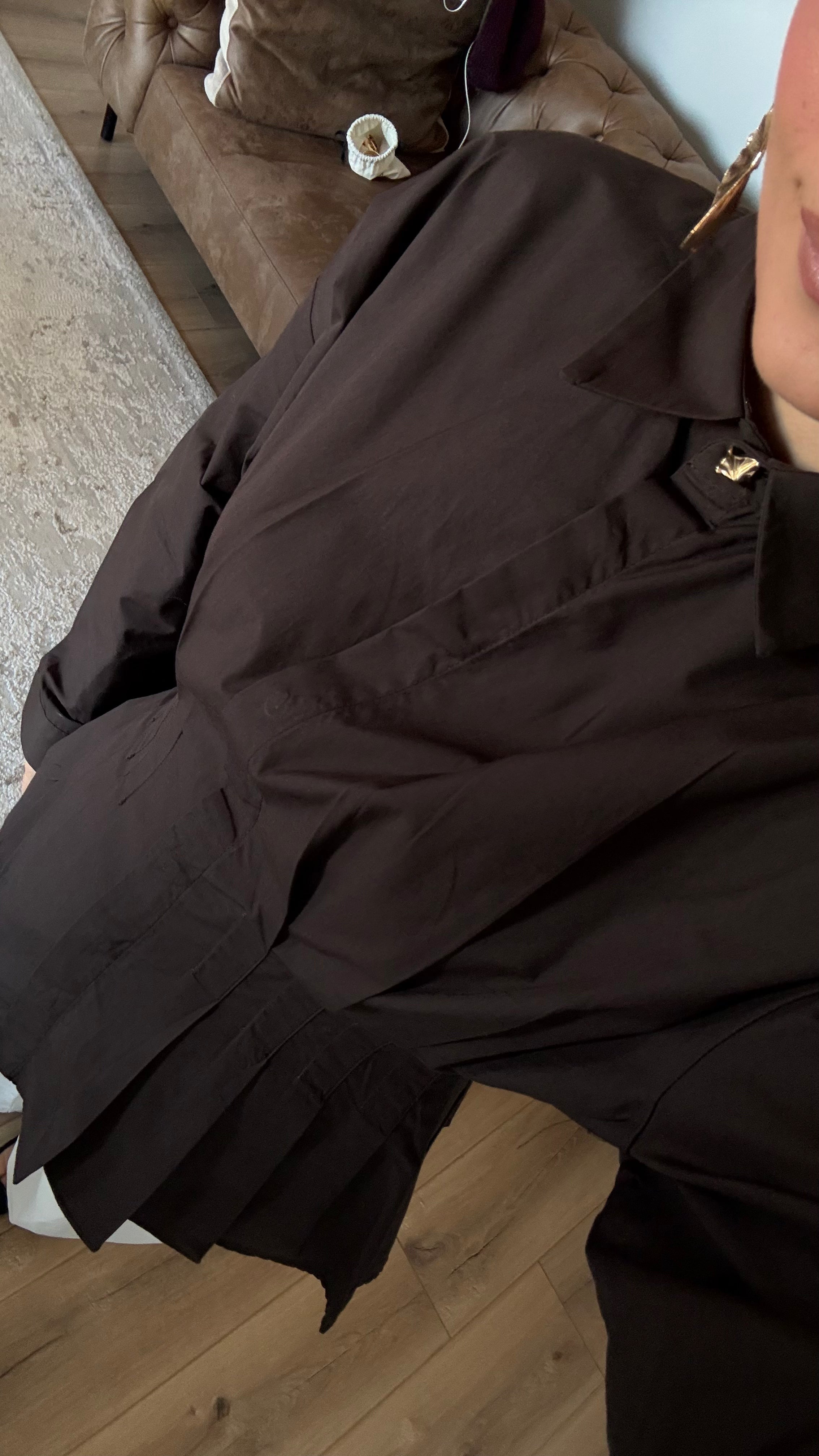 KAHVE BEL PİLELİ GOLD DÜĞME DETAYLI TASARIM GÖMLEK