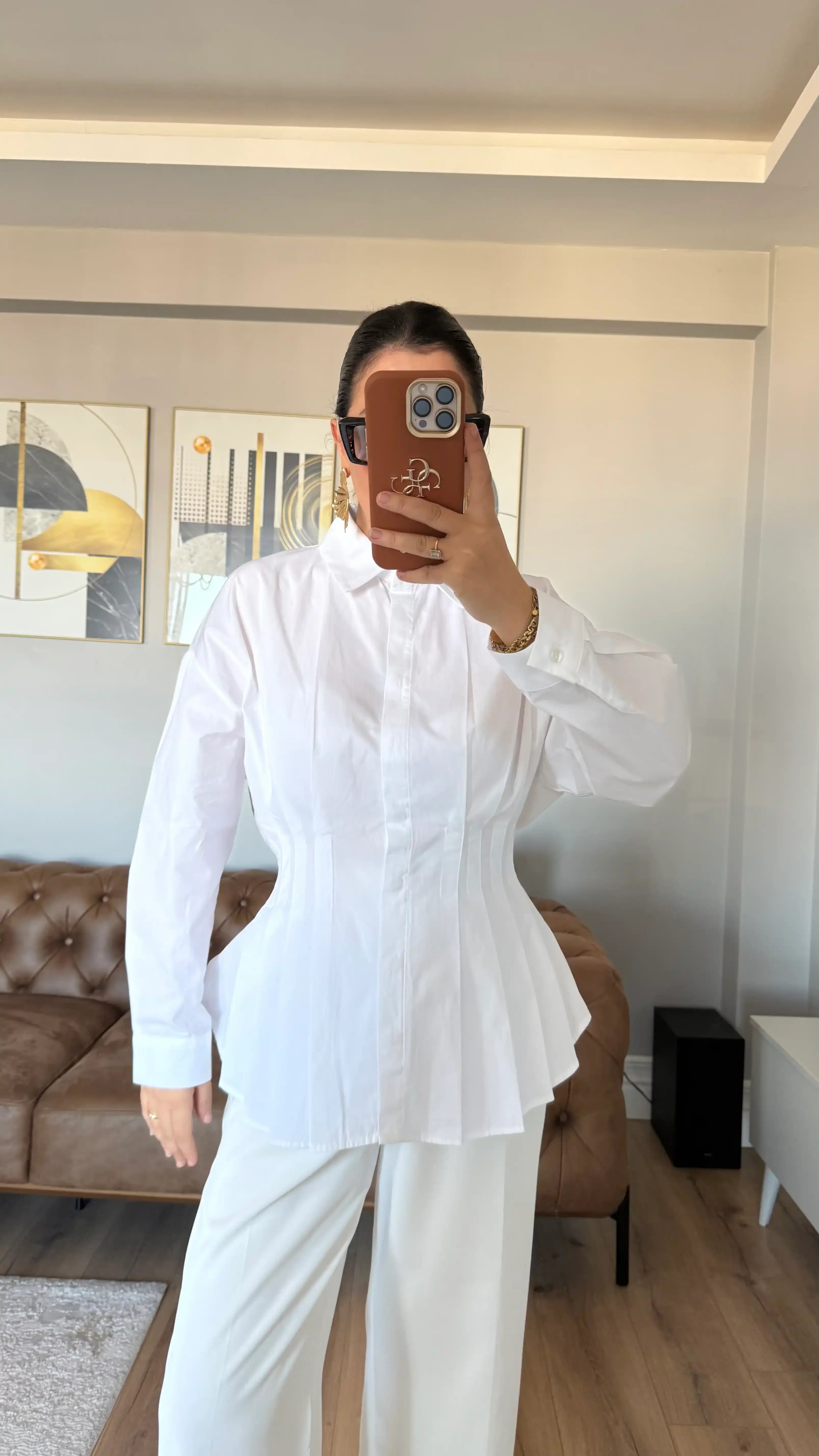 BEYAZ BEL PİLELİ GOLD DÜĞME DETAYLI TASARIM GÖMLEK