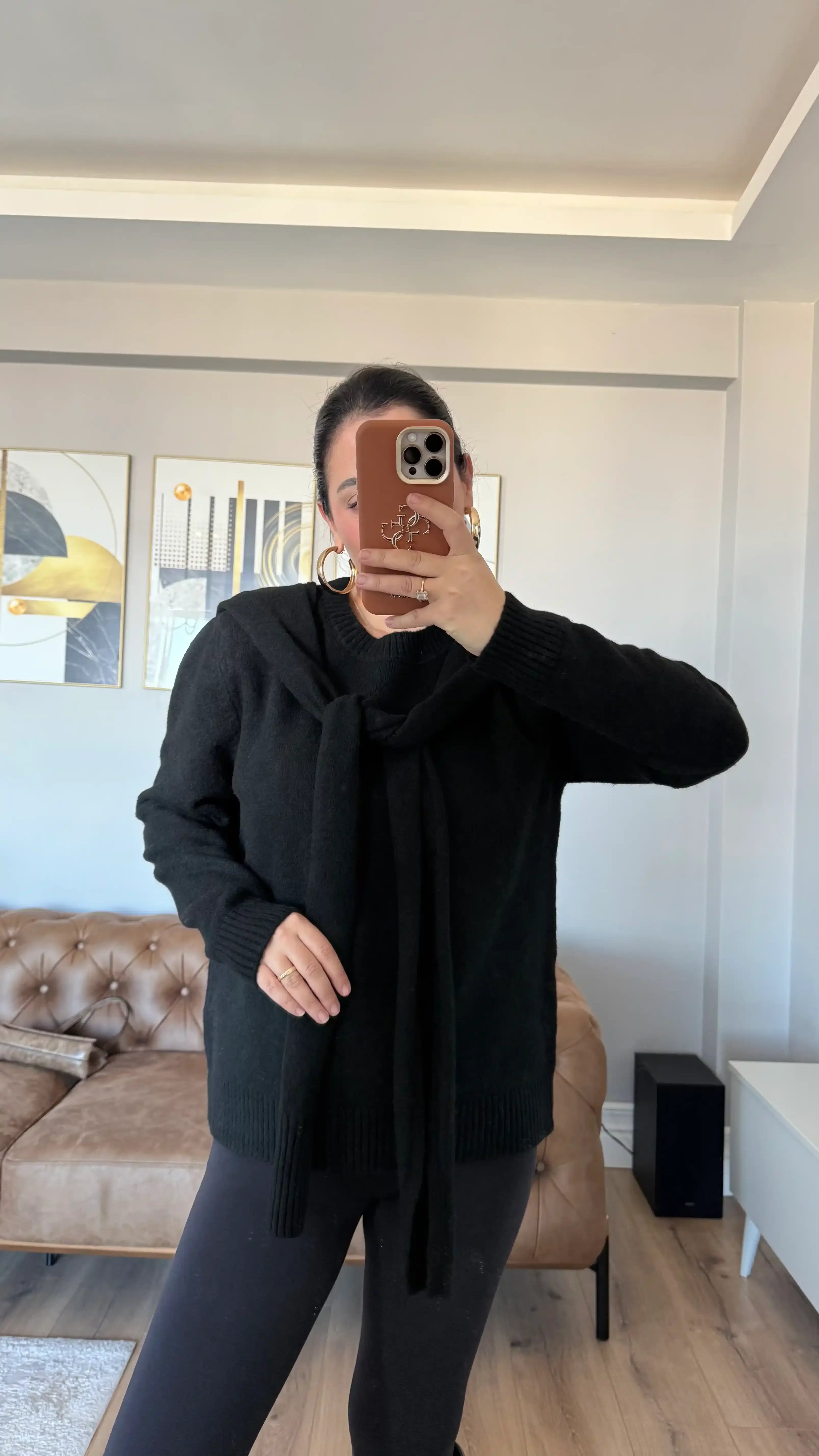 SİYAH ATKI DETAYLI KAZAK