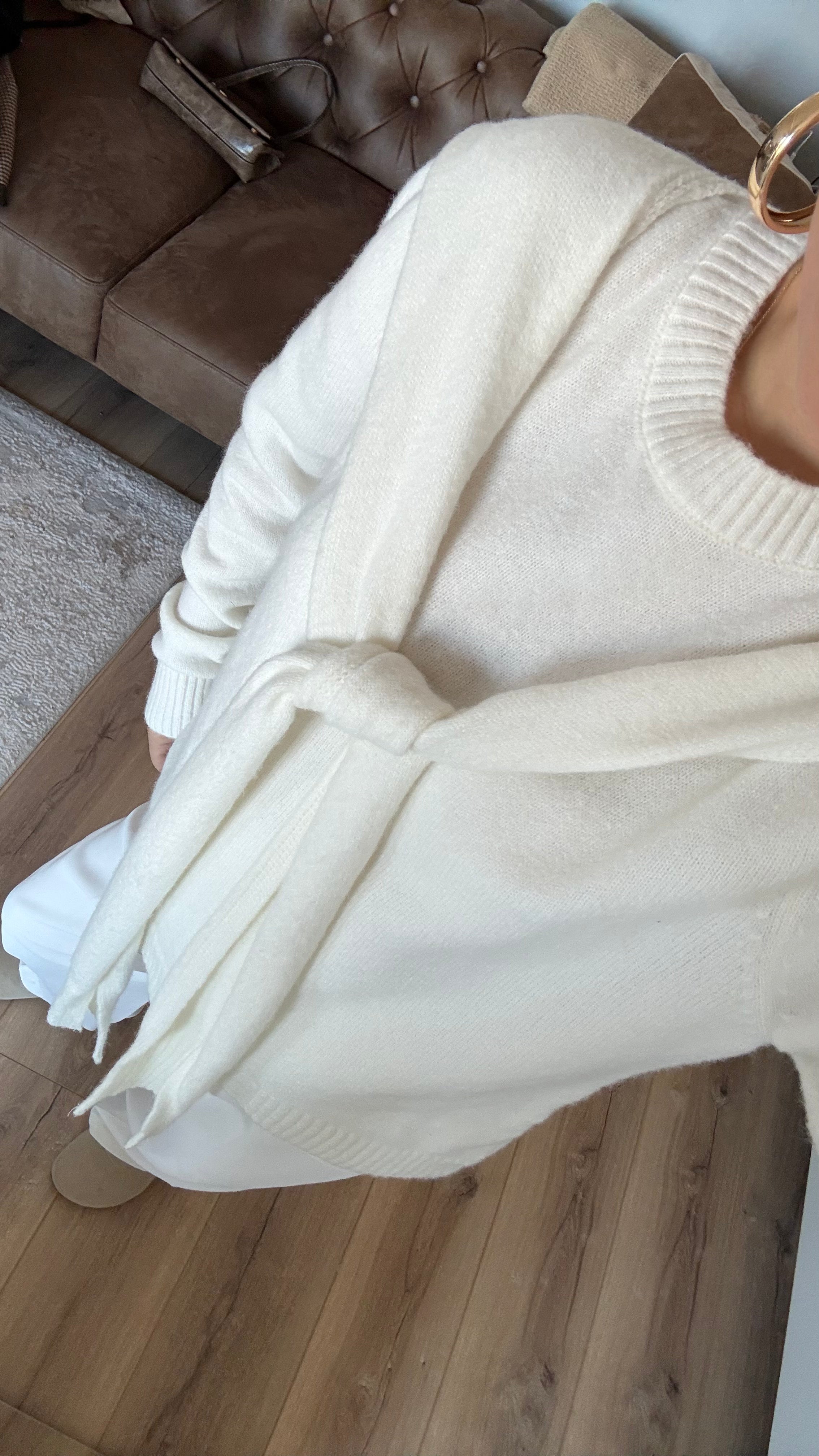 BEYAZ ATKI DETAYLI KAZAK