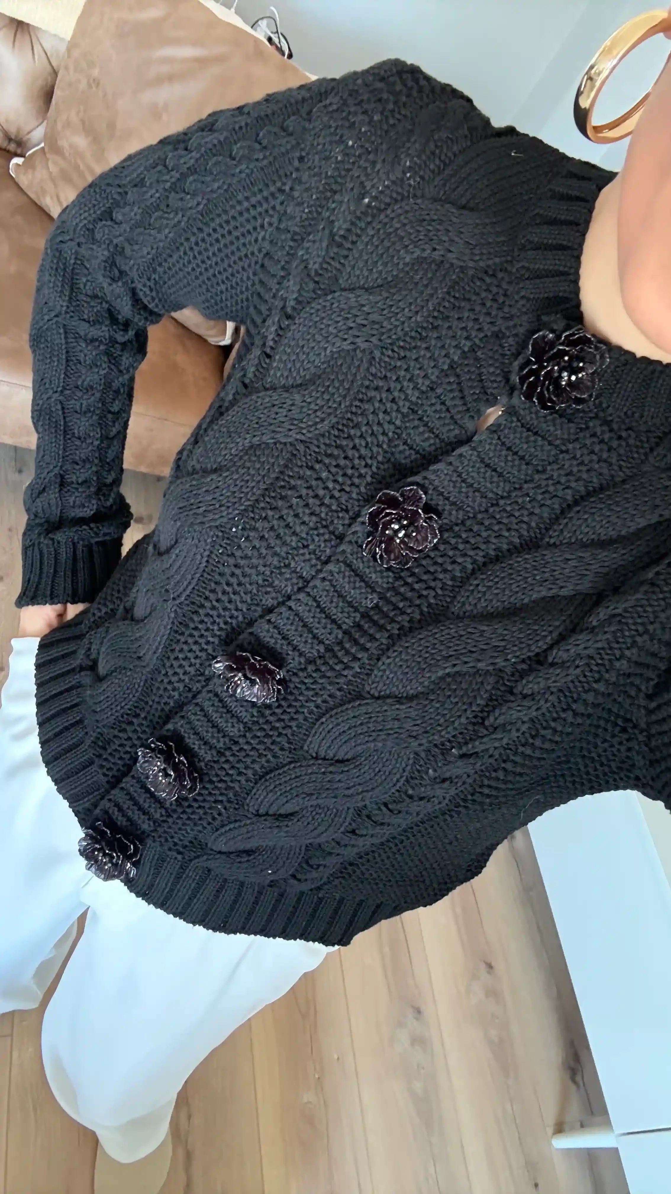 ÇİÇEK DÜĞMELİ ÖRME HIRKA-SİYAH