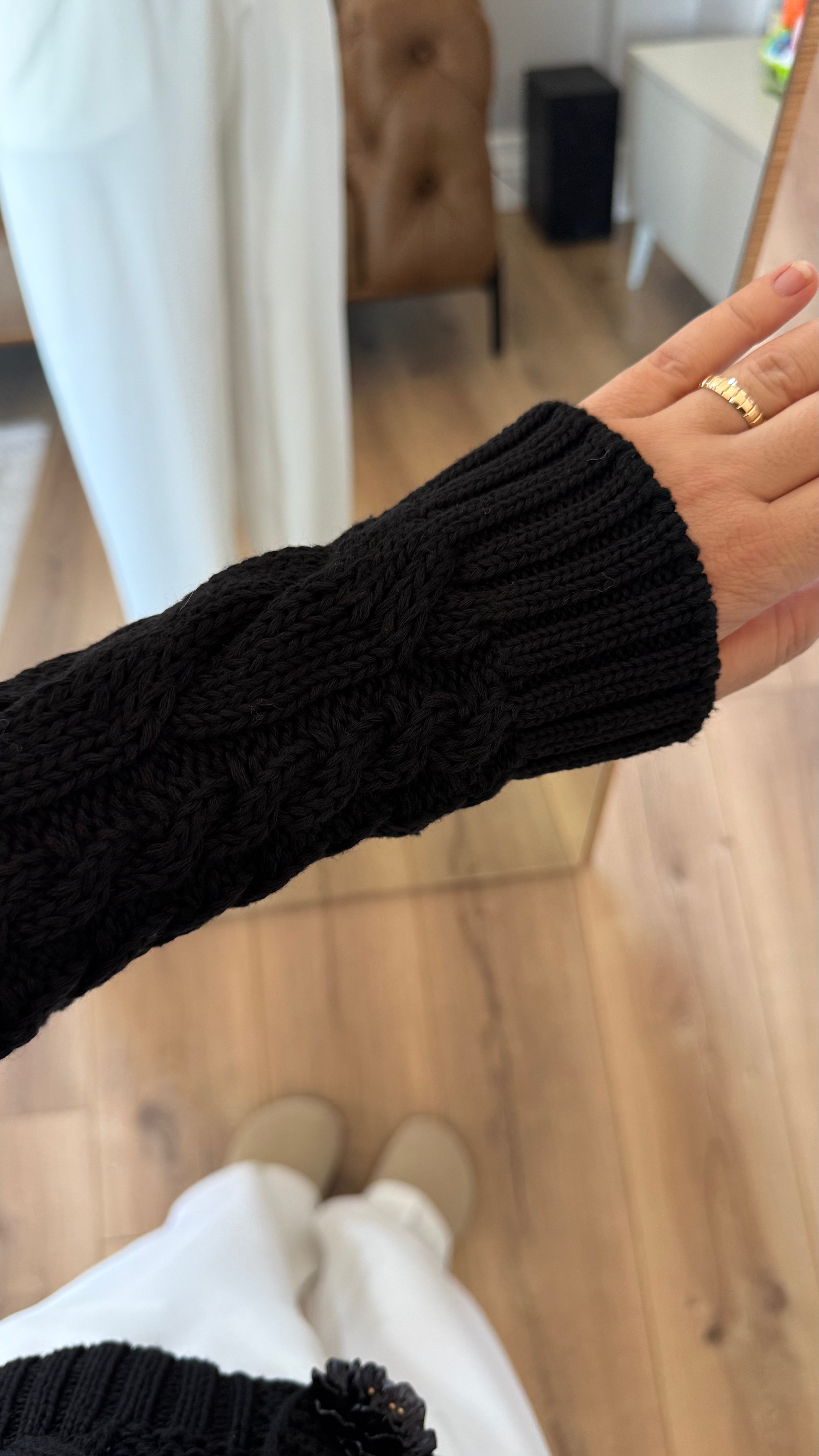 ÇİÇEK DÜĞMELİ ÖRME HIRKA-SİYAH