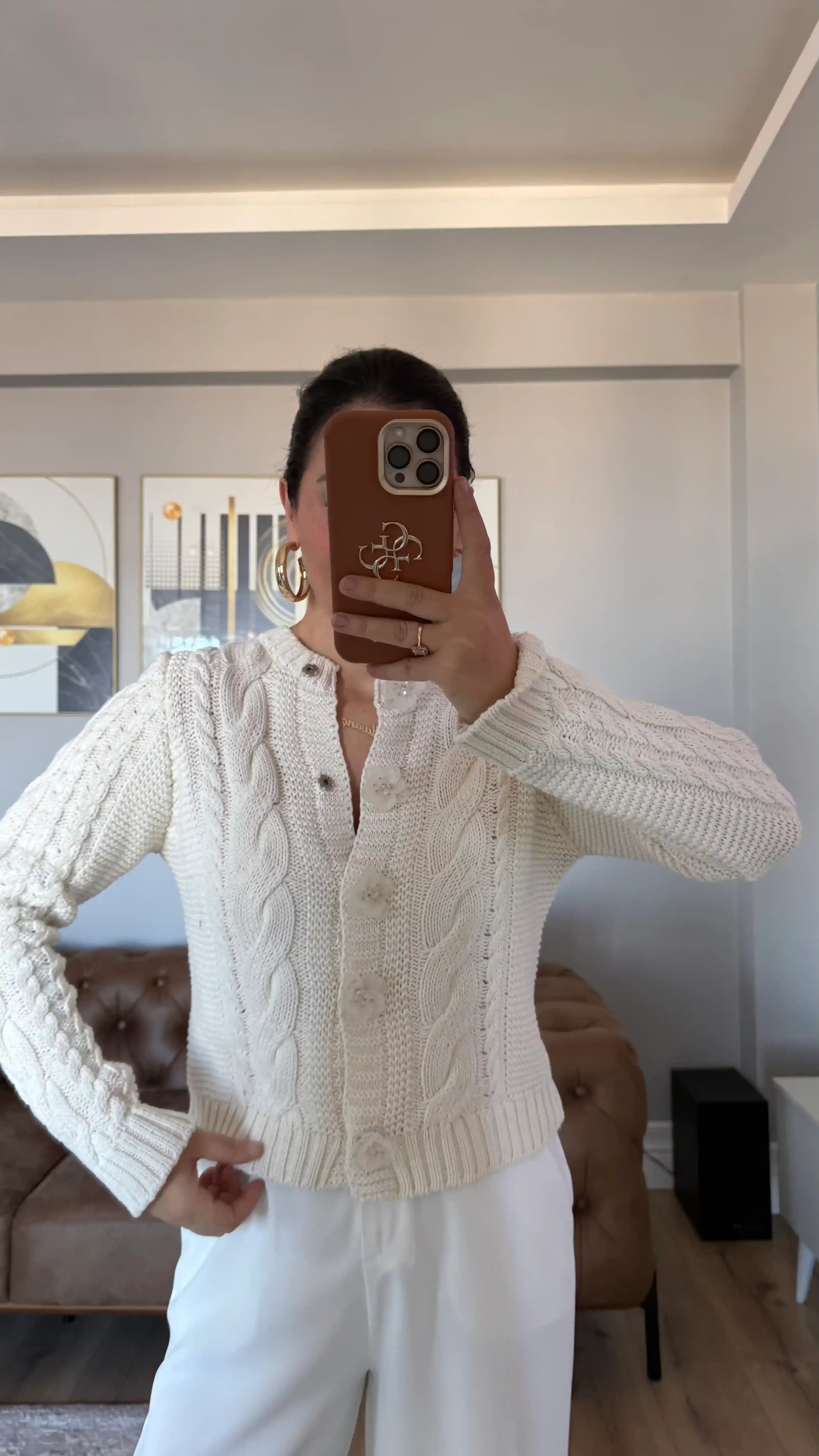 ÇİÇEK DÜĞMELİ ÖRME HIRKA-BEYAZ