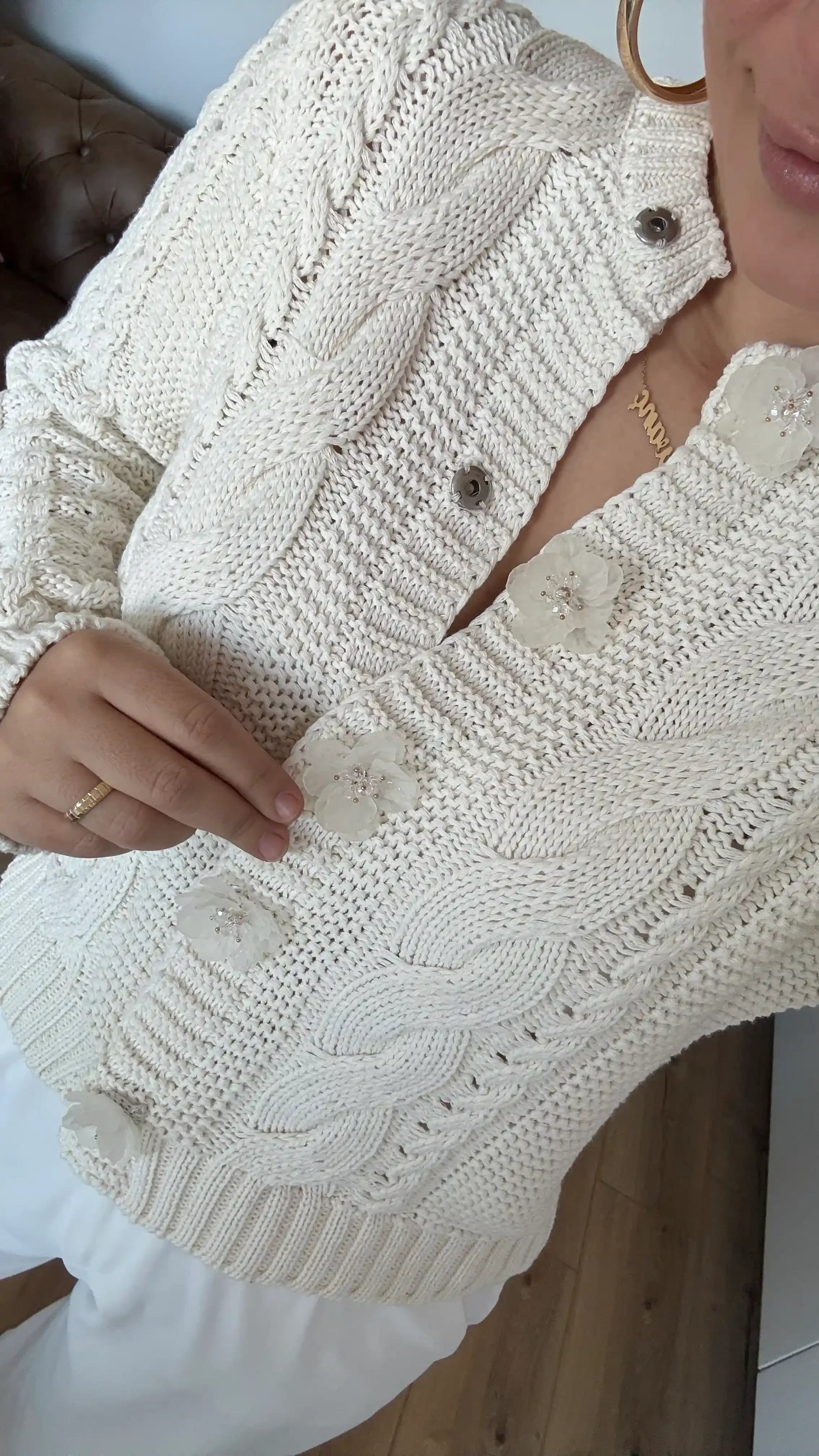 ÇİÇEK DÜĞMELİ ÖRME HIRKA-BEYAZ