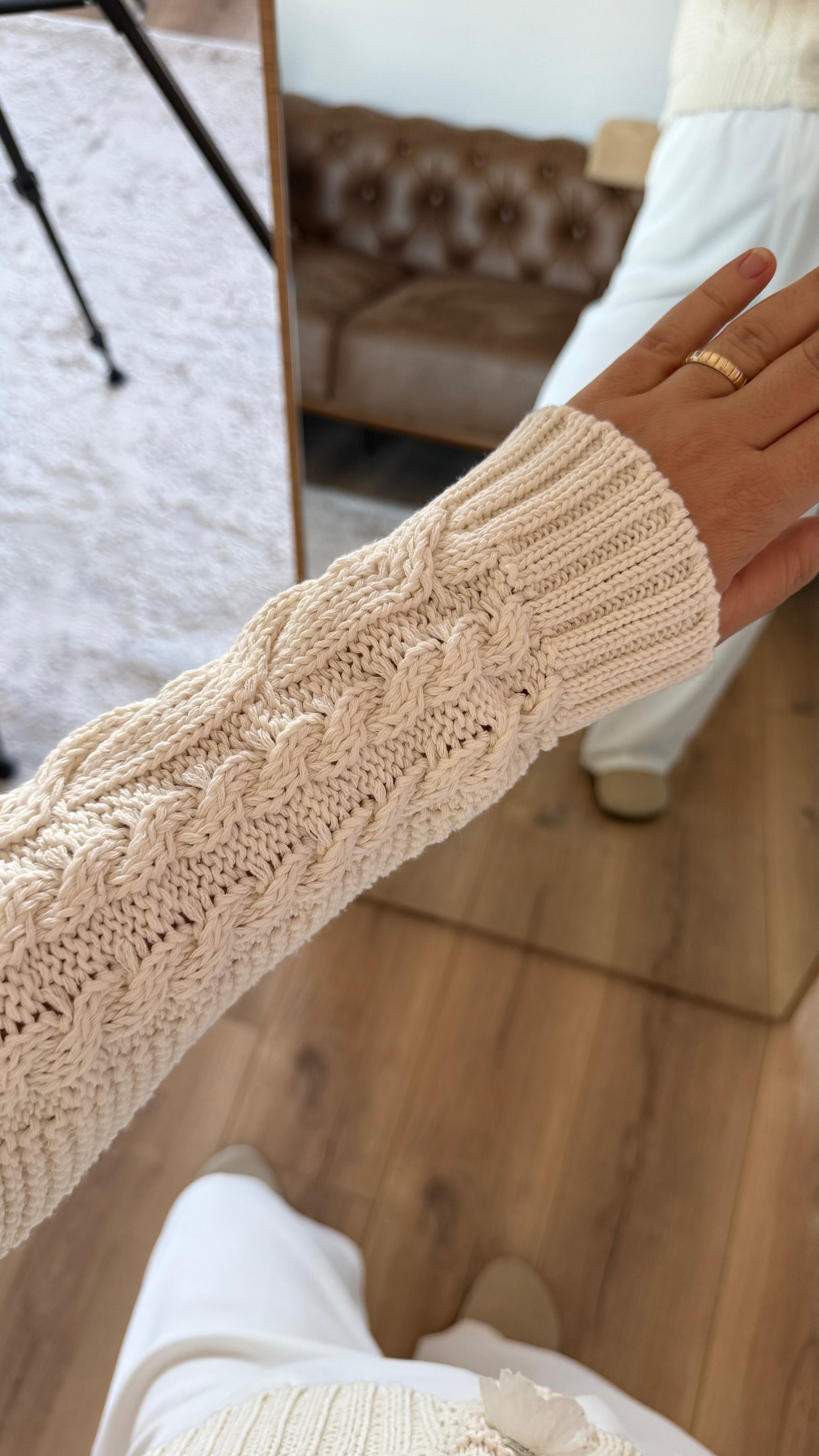 ÇİÇEK DÜĞMELİ ÖRME HIRKA-BEYAZ