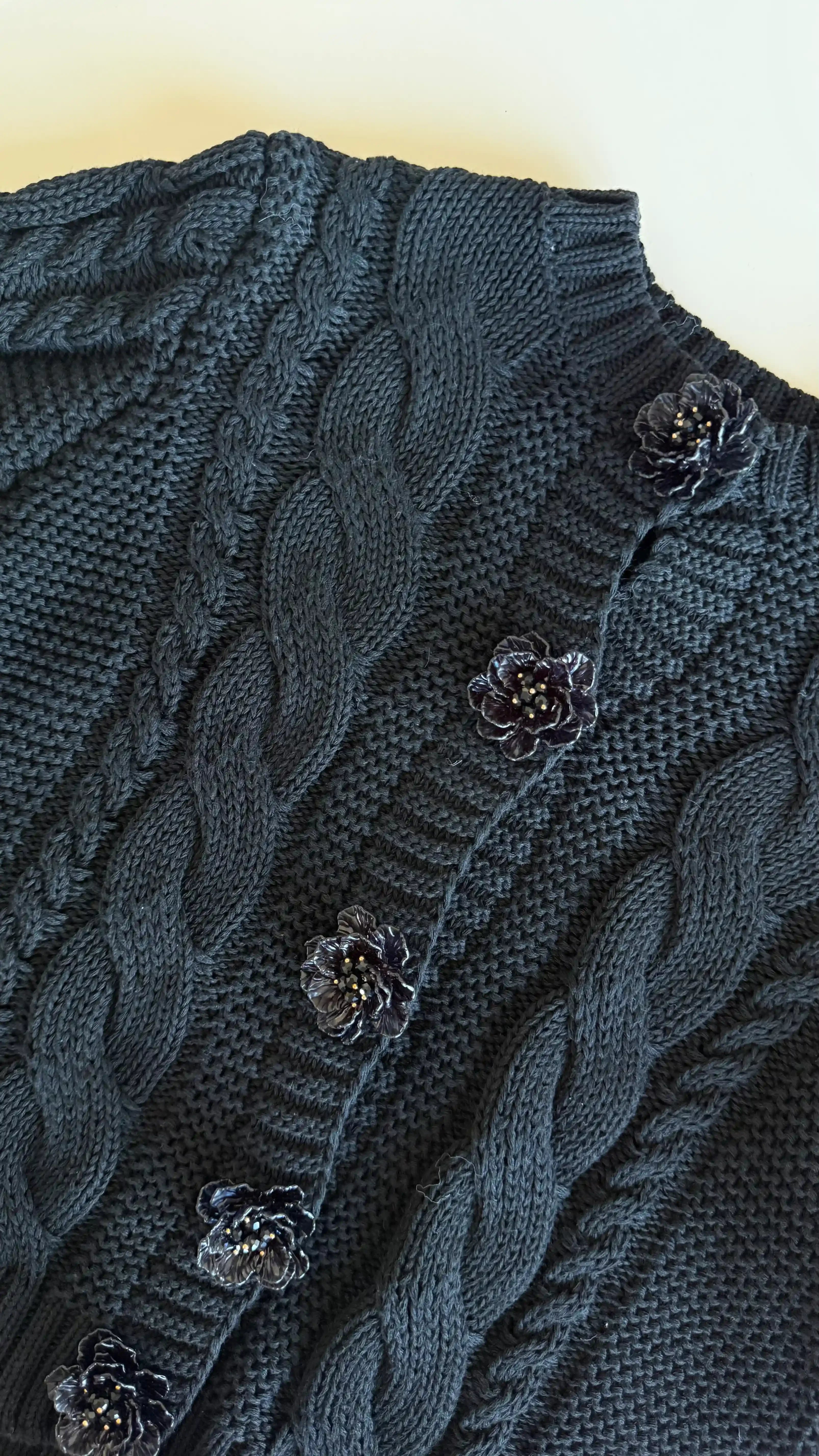 ÇİÇEK DÜĞMELİ ÖRME HIRKA-SİYAH