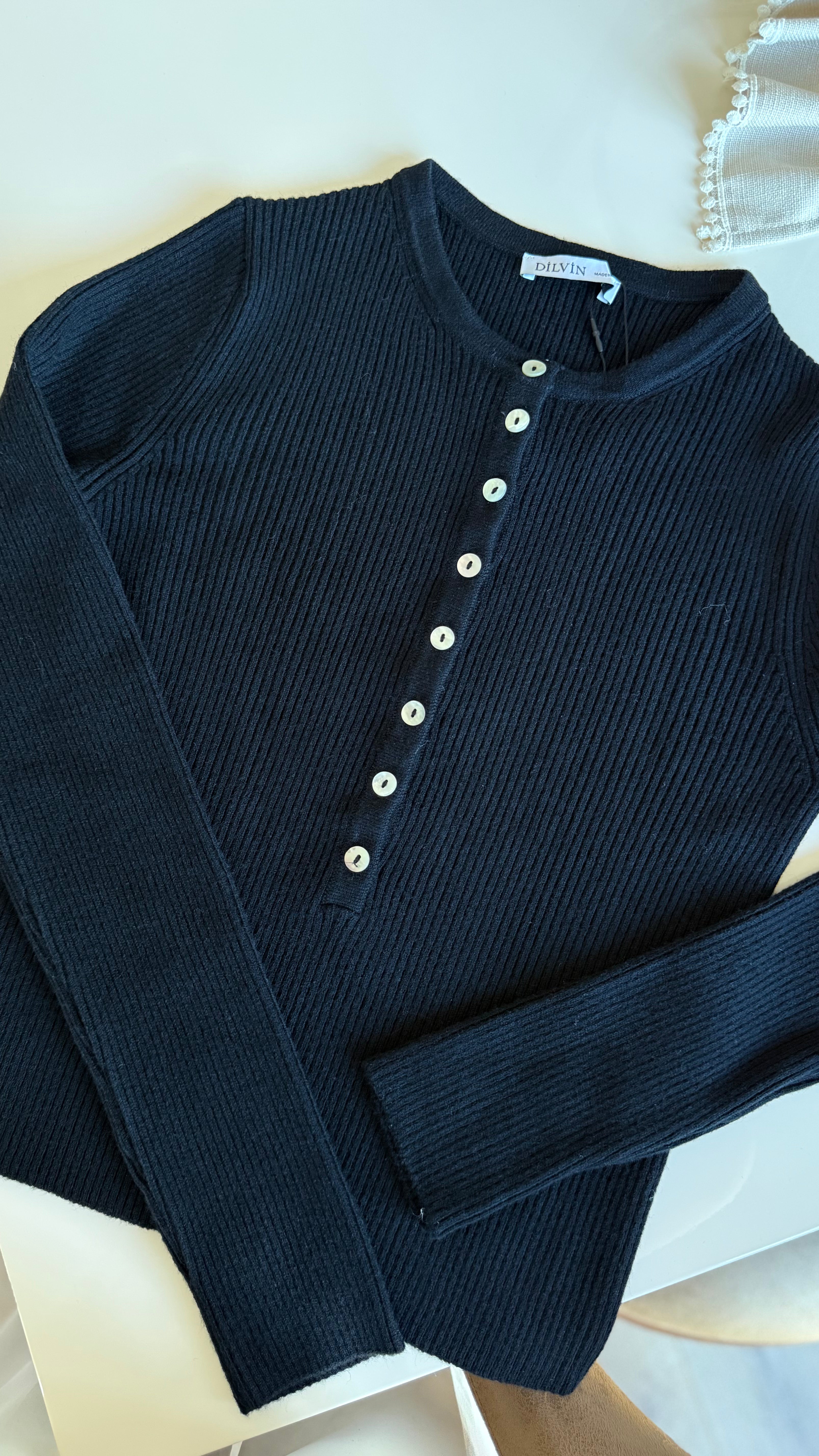 BİSİKLET YAKA DÜĞMELİ TRİKO KAZAK SİYAH